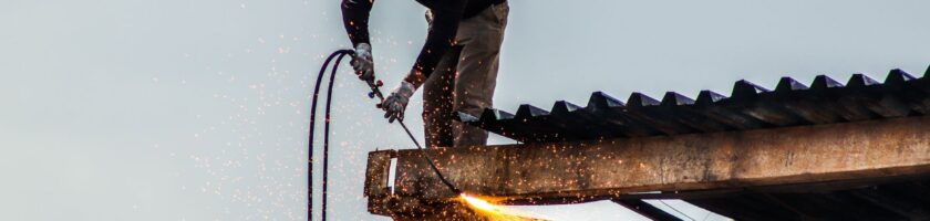 Svetsarbete på byggplats där gnistor flyger från metallen